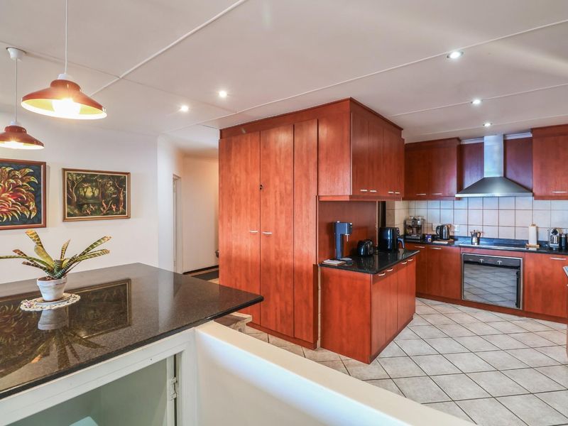Spacious 5 Bedroom Family Home with immaculate Ocean Views - Photo 2