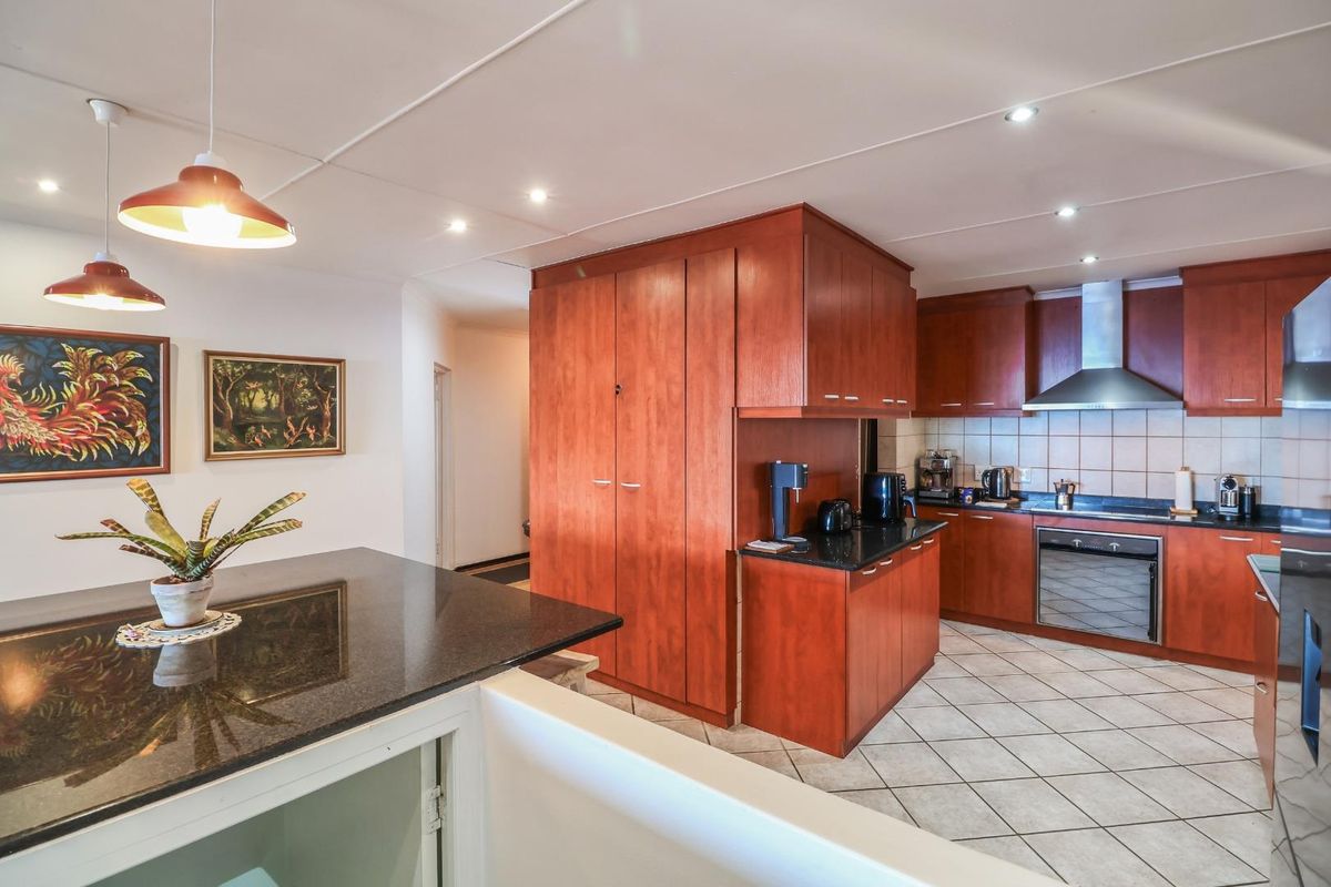 Spacious 5 Bedroom Family Home with immaculate Ocean Views - Photo 2