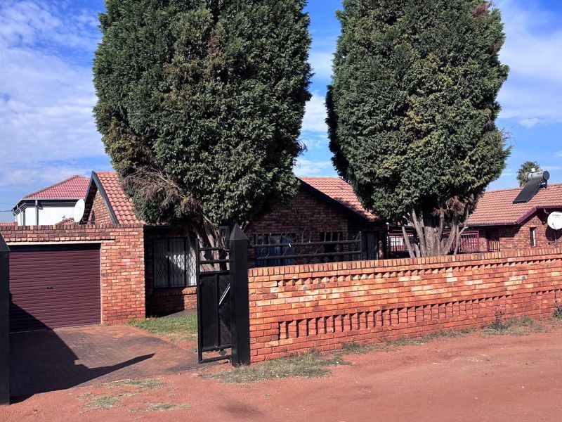 STUNNING PROPERTY - Photo 1