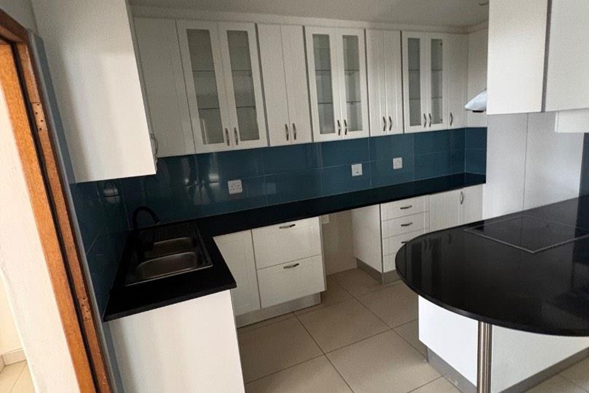 Townhouse To Let in Long Beach - Photo 2
