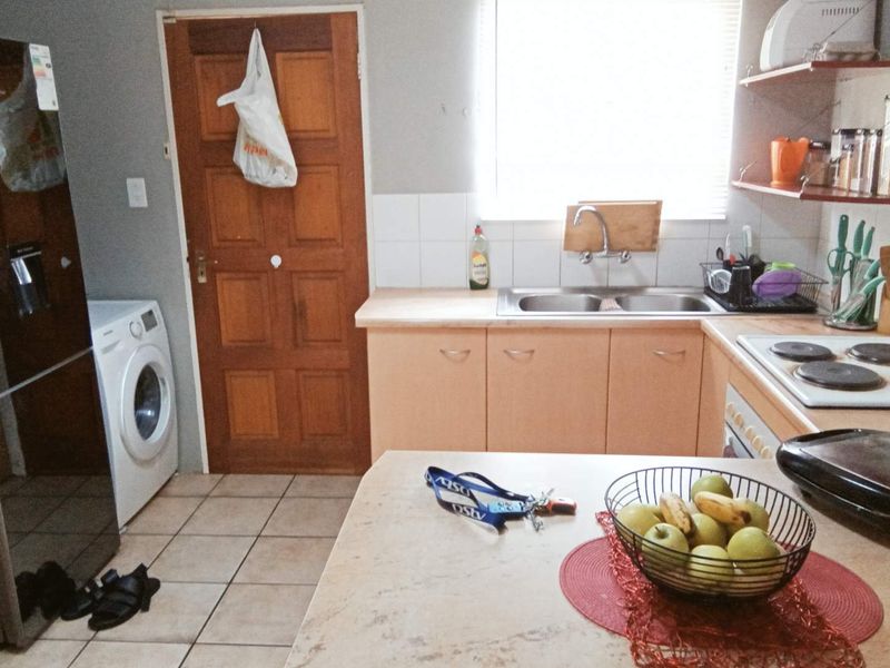 Spacious 3-Bedroom Townhouse in Secure, Sought-After Complex - Photo 5