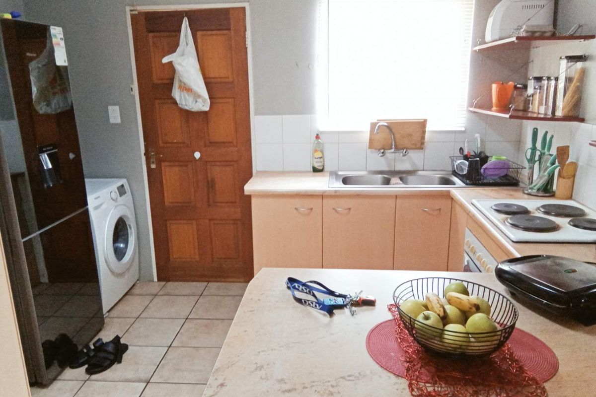 Spacious 3-Bedroom Townhouse in Secure, Sought-After Complex - Photo 5