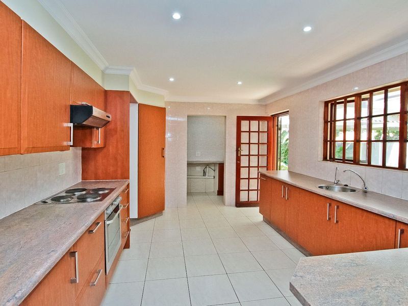 Pristine and Spacious Home - centrally located! - Photo 7