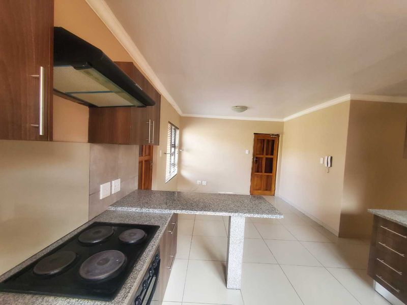 Perfect starter home or investment in Ruimsig Palms! - Photo 10