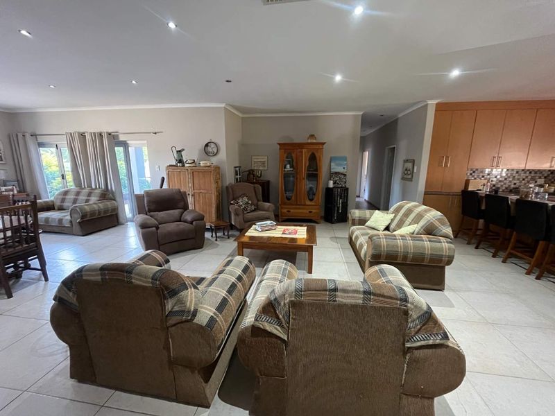 Lovely Family Home with Flat in a Sought-After Area - Photo 5