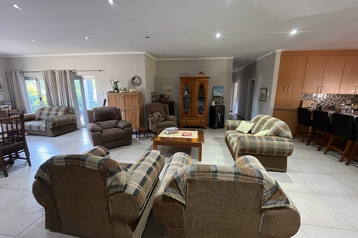 Lovely Family Home with Flat in a Sought-After Area - Photo 5