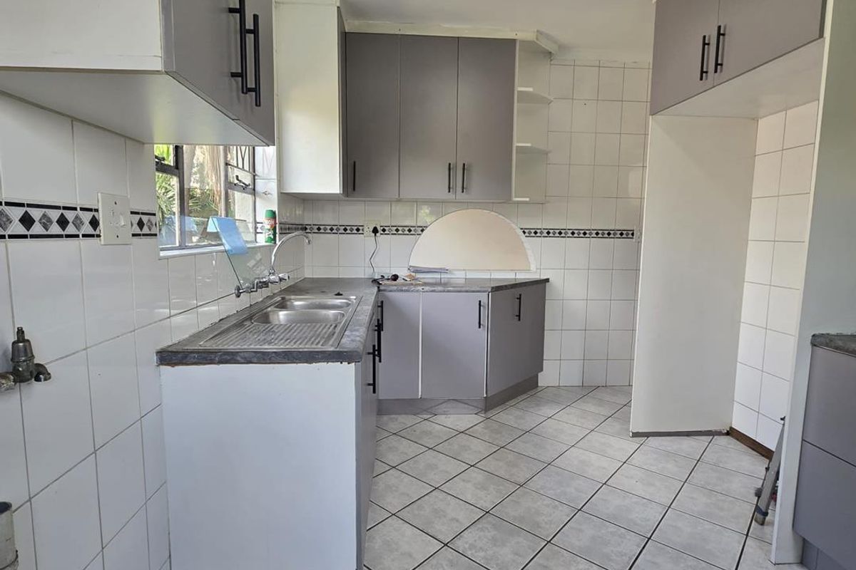 Beautiful 3-bedroom Home with 2-bedroom Flatlet to Rent - Photo 3