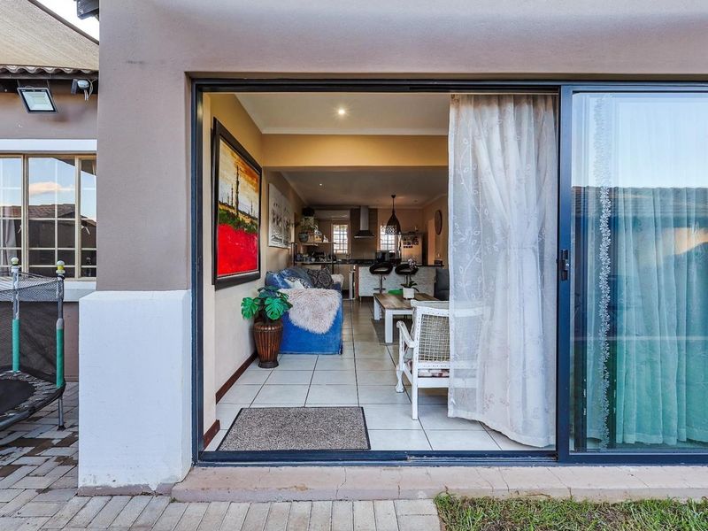 Modern Three-Bedroom Townhouse in Exclusive Secretariat Complex - Photo 3