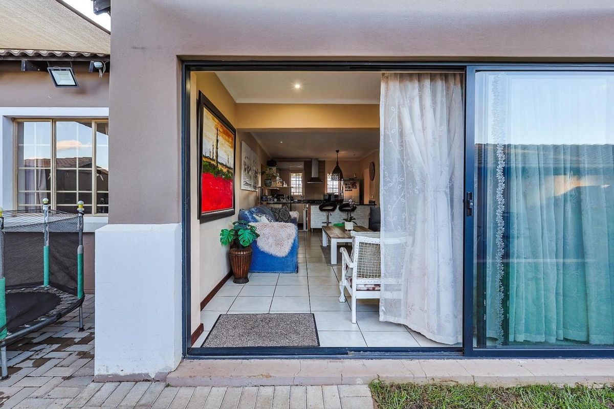 Modern Three-Bedroom Townhouse in Exclusive Secretariat Complex - Photo 3