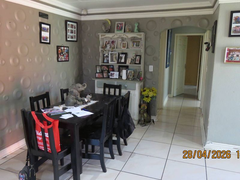 Spacious Family Living with Flexible Flatlet Potential - Photo 9