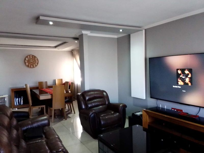 Modern 3 Bedroom Family Home in a Secure Enclosed Area - Photo 7