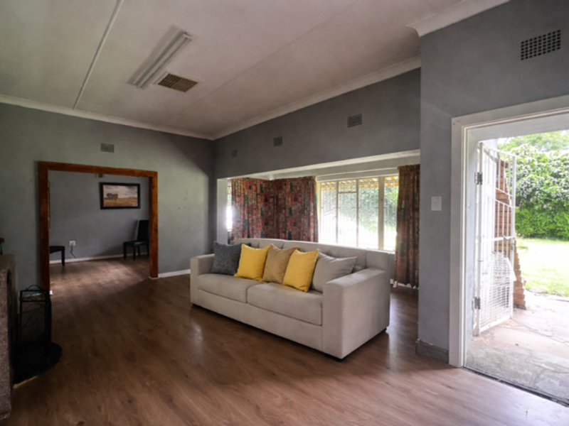 Family Home with Borehole & Flat - Photo 5