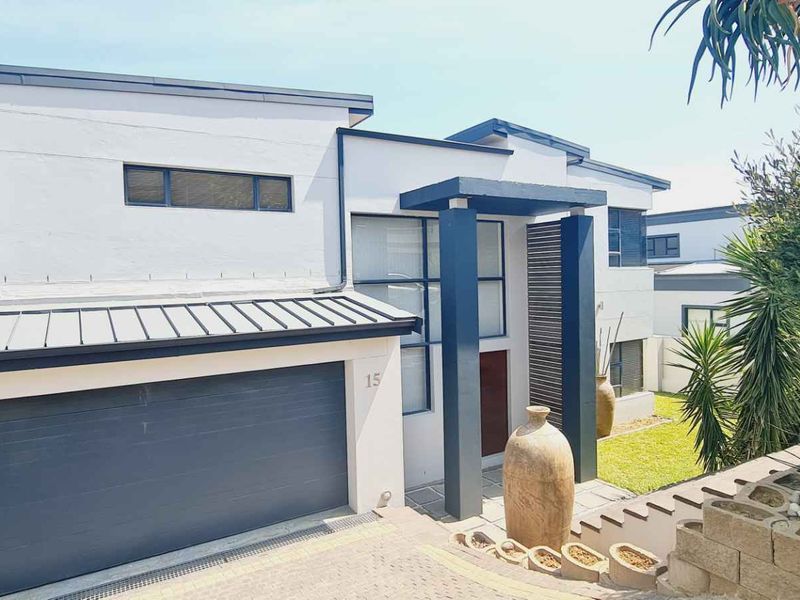 Elevated Luxury Living in Baronetcy Estate — A Spectacular 5-Bedroom Residence with Uninterrupted Table Mountain Views - Photo 2