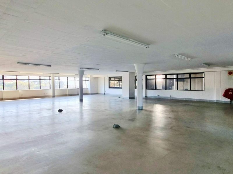 Redhill warehouse with 250 Amps power, offices and secure access. 1,616m2. Immediate occupation. Prime logistics corridor. - Photo 4