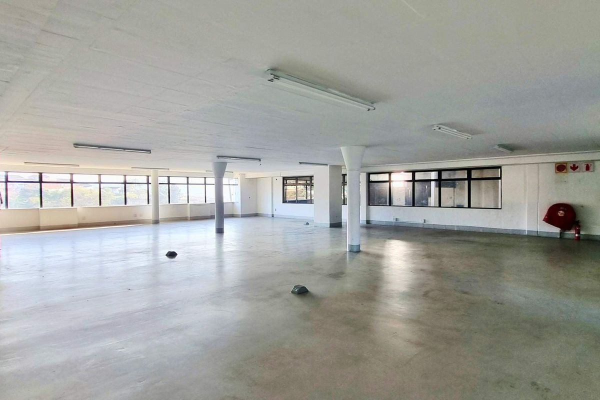 Redhill warehouse with 250 Amps power, offices and secure access. 1,616m2. Immediate occupation. Prime logistics corridor. - Photo 4