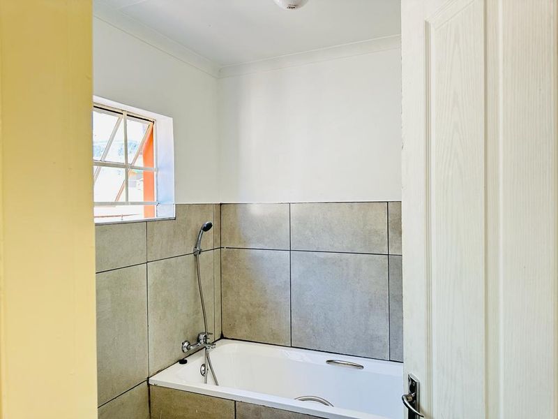 **Spacious Room Available in a Charming 4-Bedroom House** - Photo 7