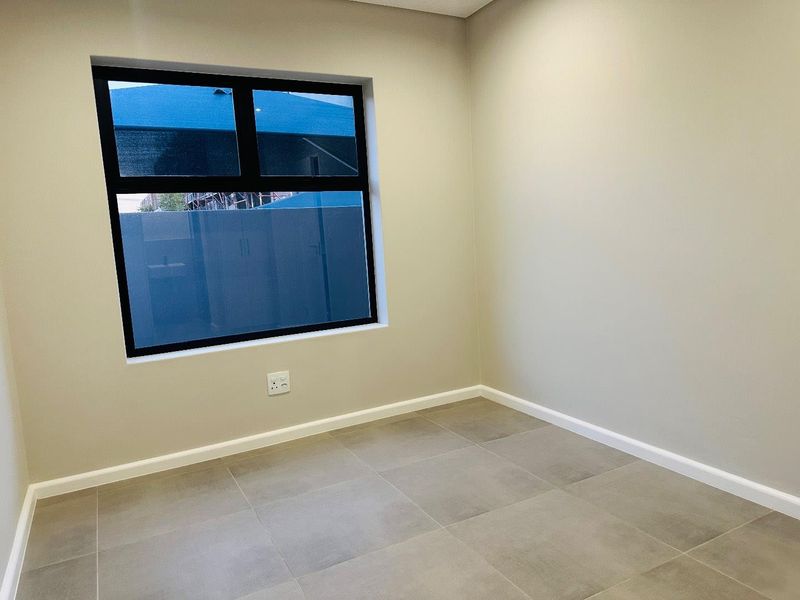 Contemporary Ground-Floor Unit with 24-Hour Security - 1 June 2026 - Photo 5