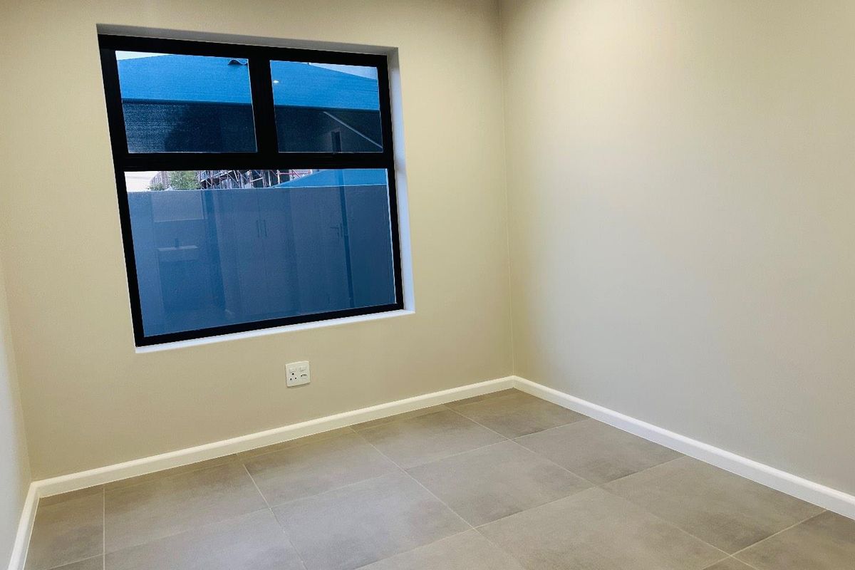 Contemporary Ground-Floor Unit with 24-Hour Security - 1 June 2026 - Photo 5