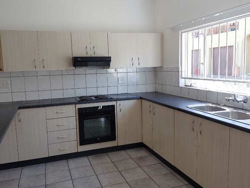 Very Spacious, Neat as a Pin Townhouse in Secure Complex with a Pet Friendly Garden - Photo 3