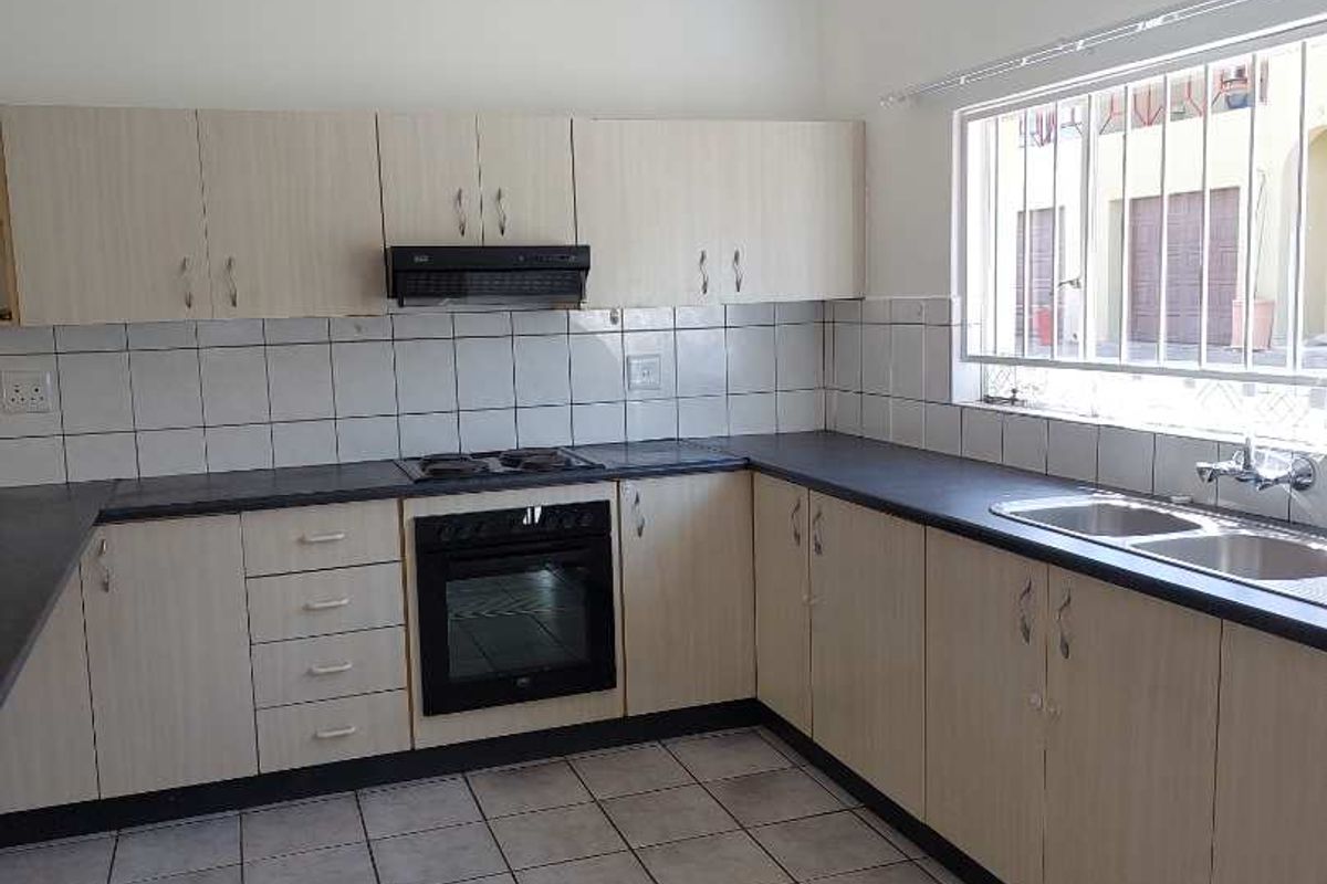 Very Spacious, Neat as a Pin Townhouse in Secure Complex with a Pet Friendly Garden - Photo 3