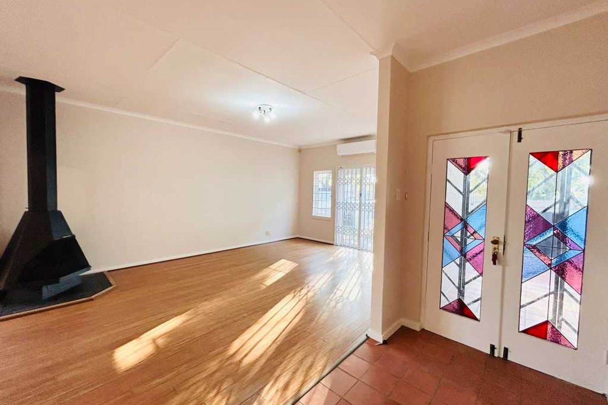 Modern Farmhouse Style Home in a closed-off street - Photo 3