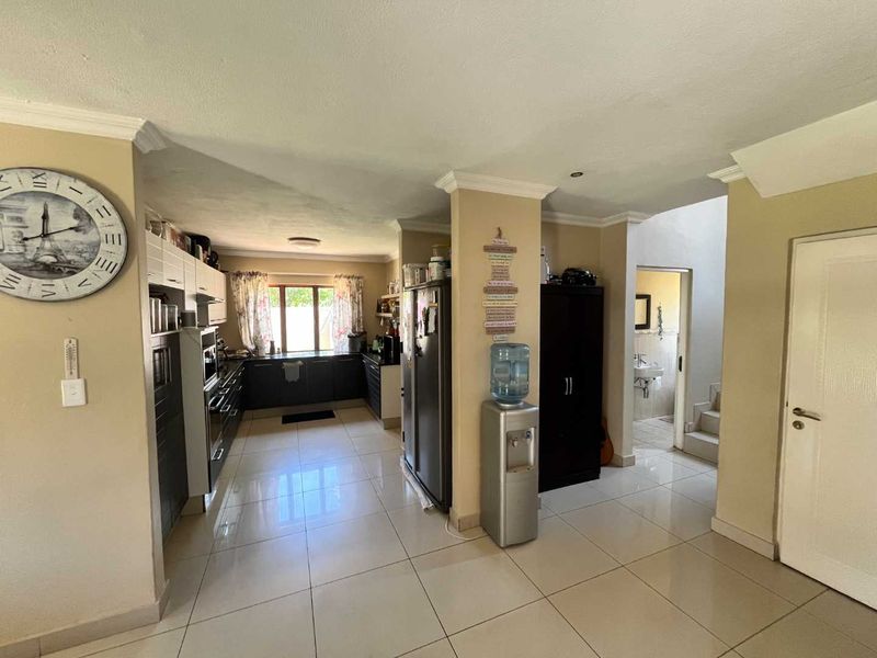 VERY SPACIOUS WITH SERVANTS QUARTERS - Photo 9