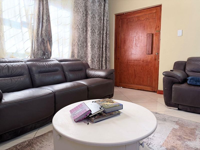 Spacious Home In Summerville - Photo 4