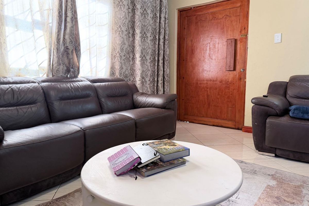 Spacious Home In Summerville - Photo 4