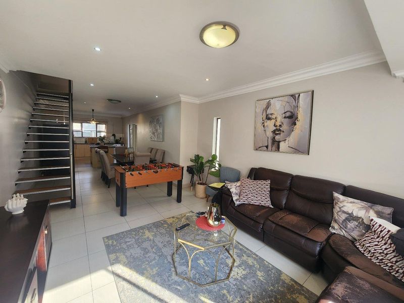 Modern Elegance Meets Family Comfort in Bloemfontein! - Photo 2
