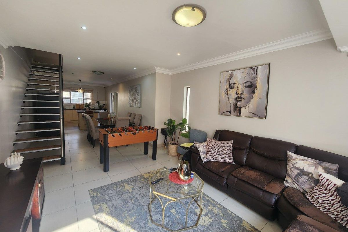 Modern Elegance Meets Family Comfort in Bloemfontein! - Photo 2
