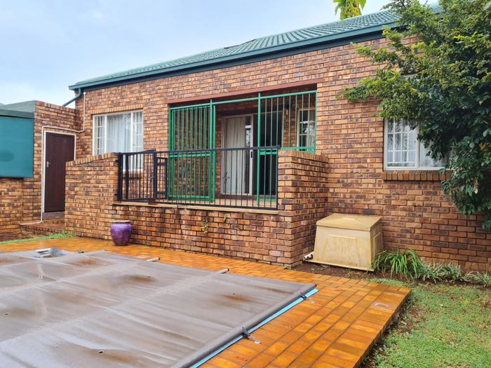 Property #1939577, Townhouse Pending Sale in Zwartkop