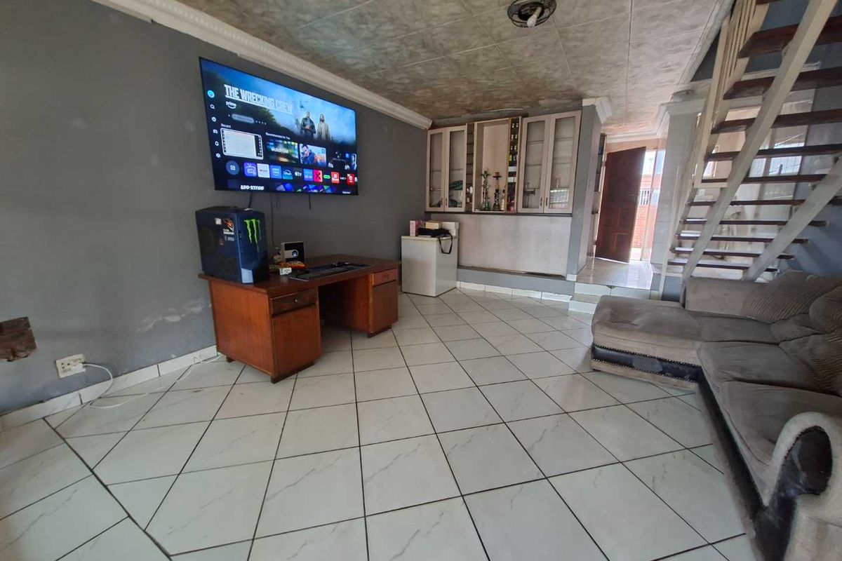 Duplex For Sale - Photo 2