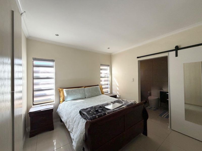 Modern 3 Bedroom 2 bathroom House - Photo 10