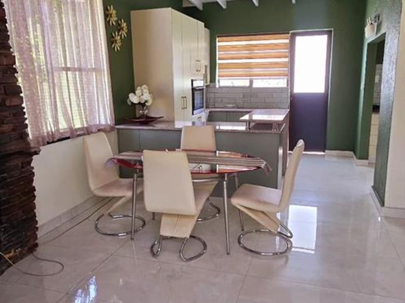 Stunning well maintained house to let in Lombardy East - Photo 6