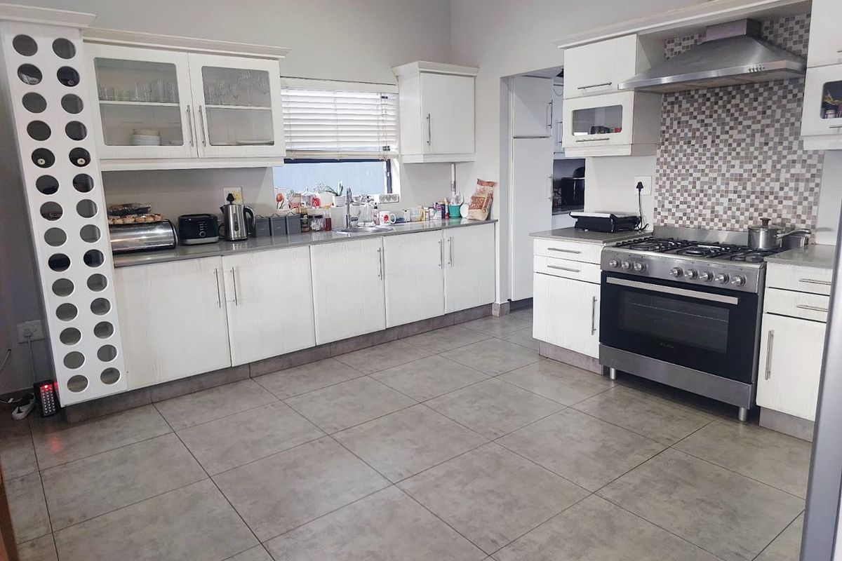 Home With Flatlet In Palm Lakes Estate - Photo 2