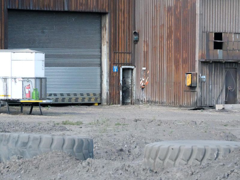 TO LET - WORKSHOP WITH 90 TON & 20 TON CRANES, OFFICE & YARD - Photo 10