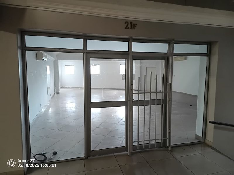 Office/Retail to rent - Southern Industrial - Photo 2