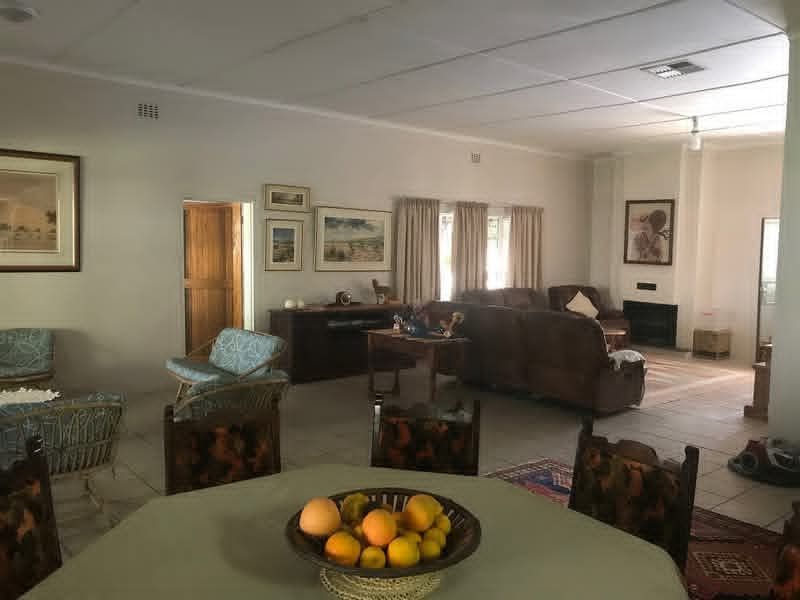 This smallholding is ideal for those seeking a blend of farming potential and a warm family lifestyle in the heart of Omaruru's natural beauty.✨️ - Photo 5