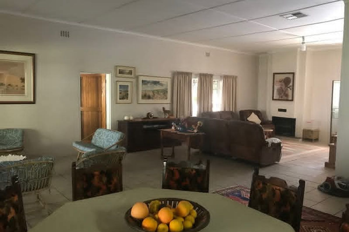 This smallholding is ideal for those seeking a blend of farming potential and a warm family lifestyle in the heart of Omaruru's natural beauty.✨️ - Photo 5