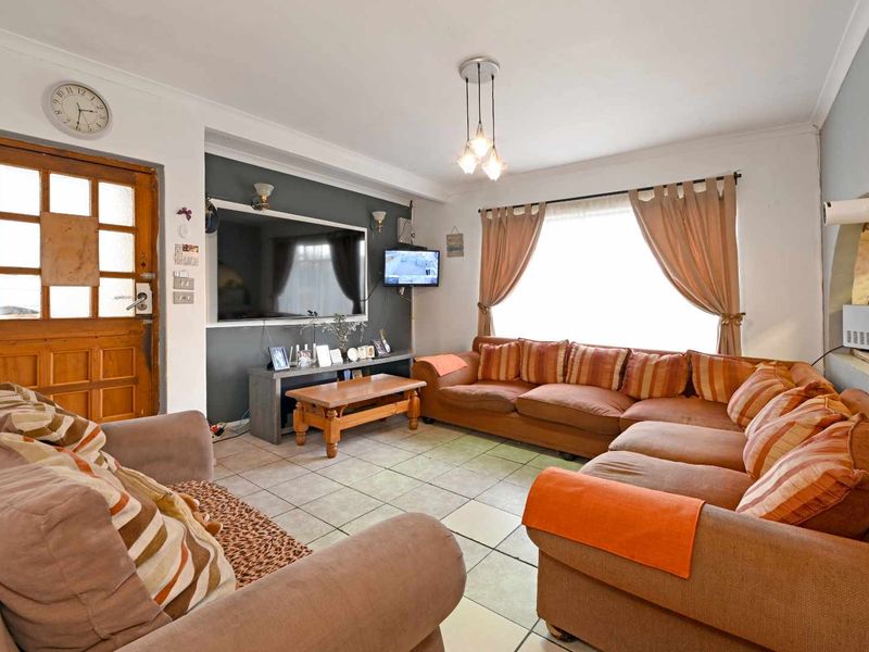 Spacious Dual Living Property - Photo 5