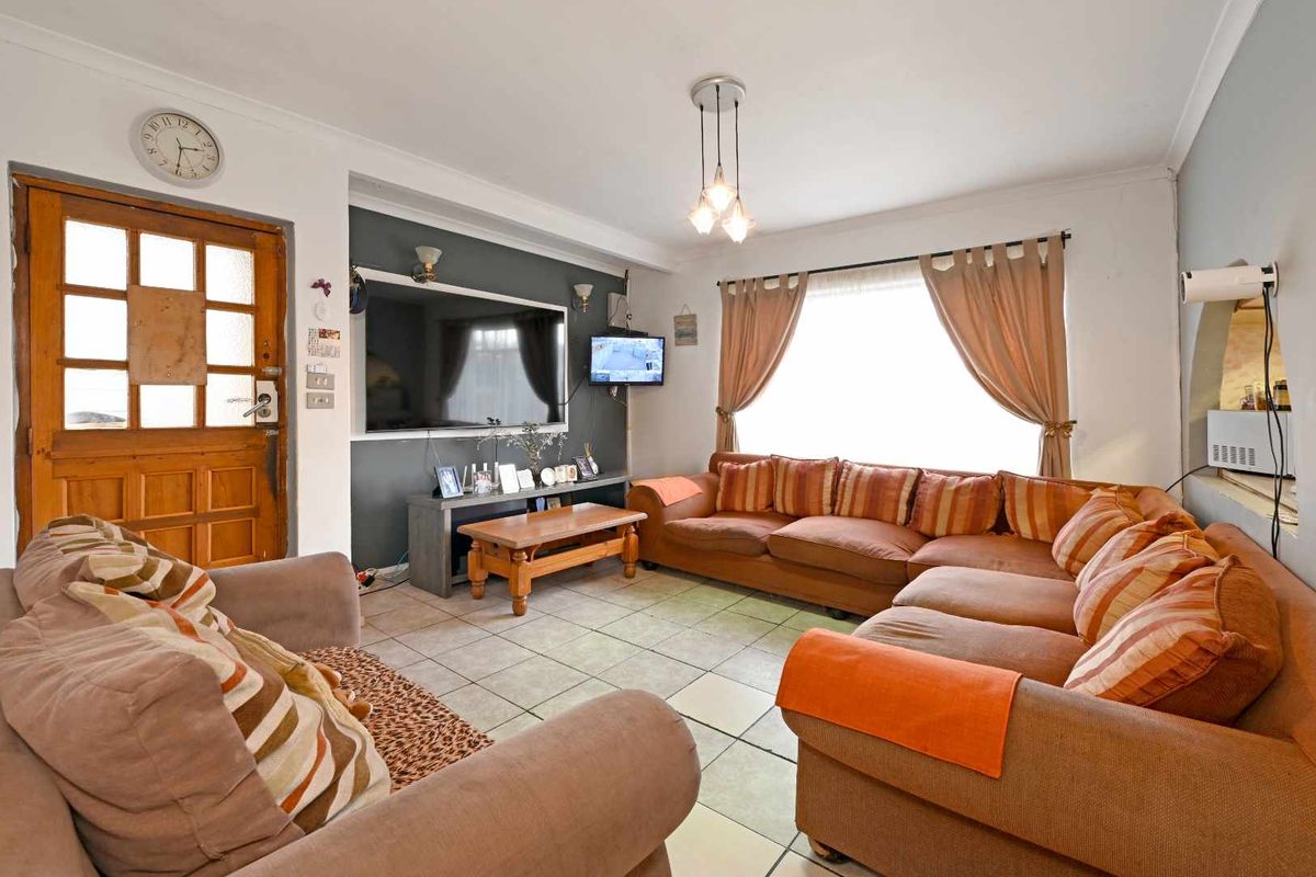 Spacious Dual Living Property - Photo 5