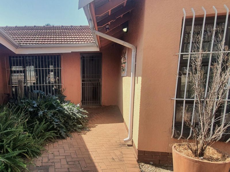 Lovely 5 bedroom family home with a study and entertainment area - Photo 7