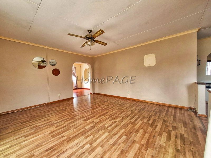 Meersig, Walvis Bay:  Neat Older 4 Bedroom home is for sale - Photo 5