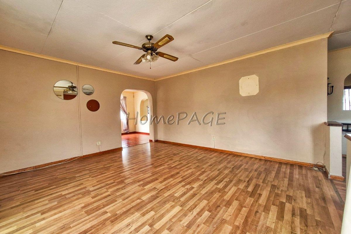 Meersig, Walvis Bay:  Neat Older 4 Bedroom home is for sale - Photo 5