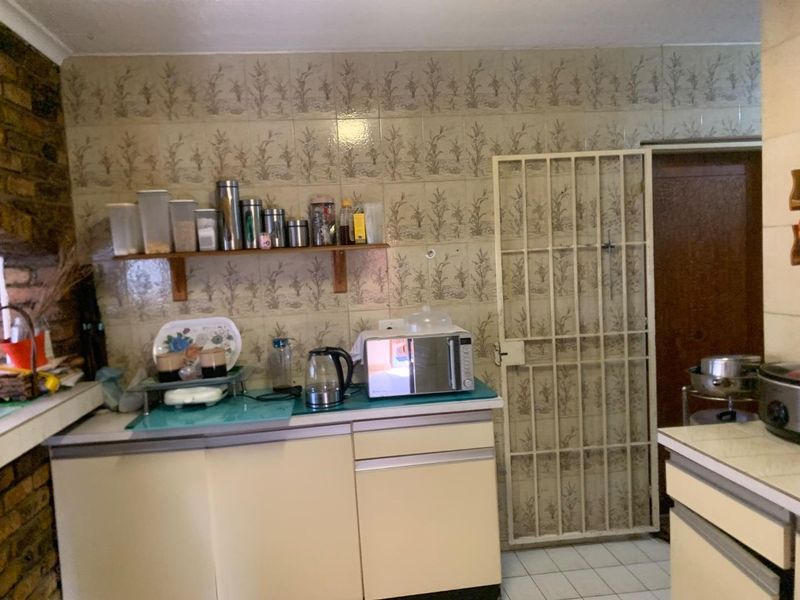 **Charming 3-Bedroom Apartment for Sale in Townview** - Photo 2