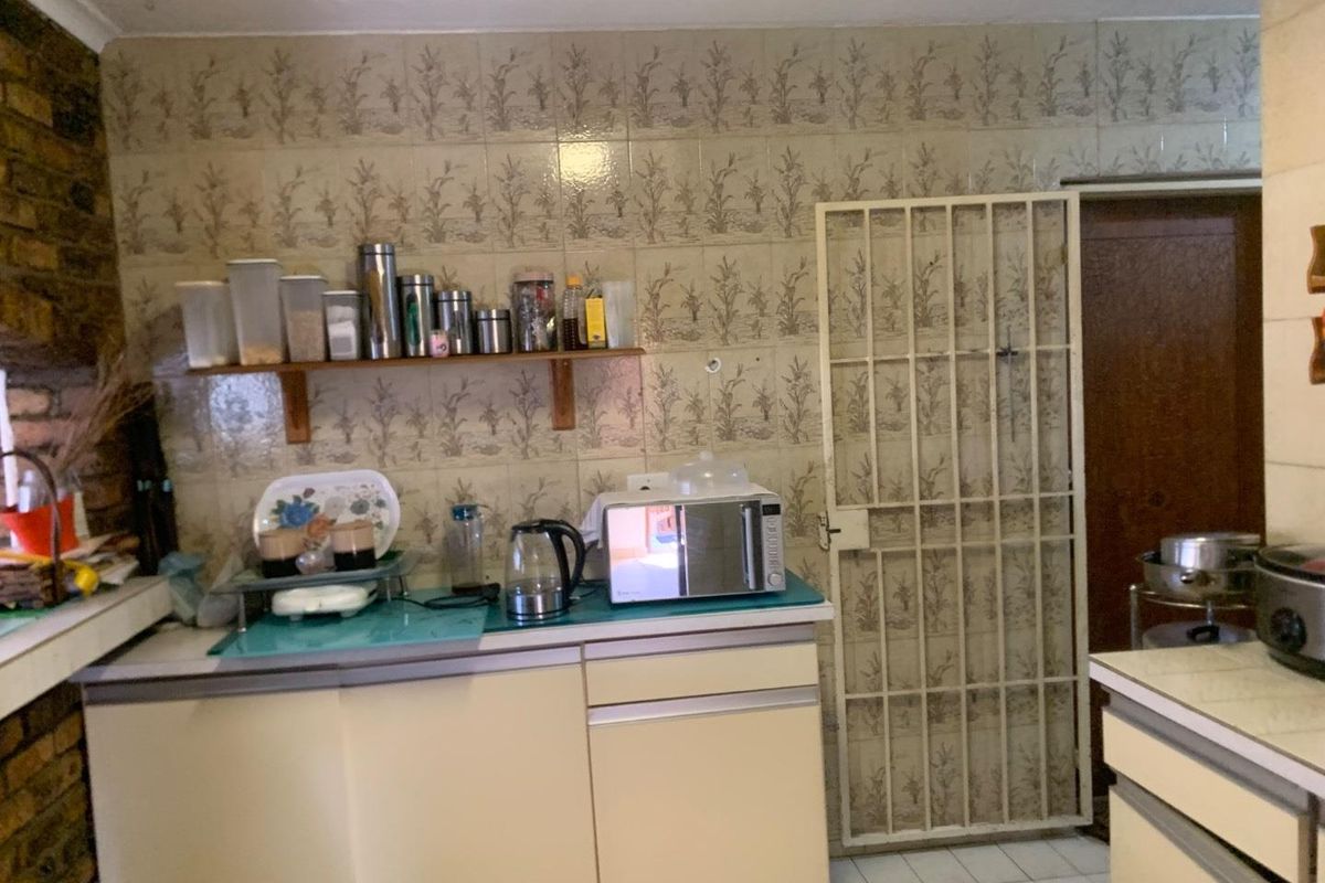 **Charming 3-Bedroom Apartment for Sale in Townview** - Photo 2