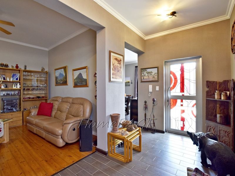 Central, Swakopmund:  EXTREMELY NEAT Home with 3 FLATS is for Sale - Photo 8