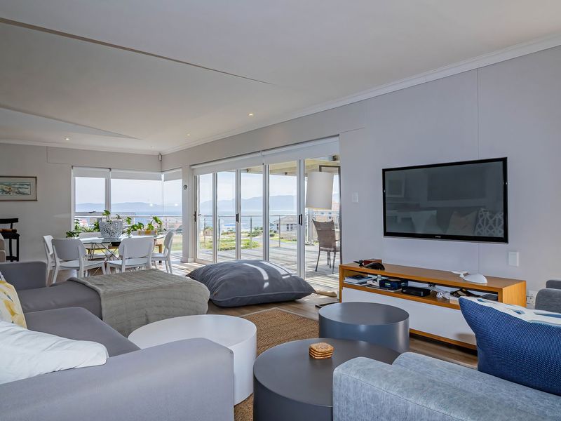 Stunning De Kelders Home with Sea-views and Flatlet - Photo 6