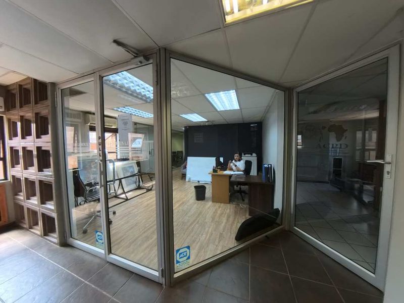 PRIME OFFICES TO RENT AND SITUATED AT 339 HILDA STREET FOR ONLY R 64 500 PER MONTH. - Photo 3