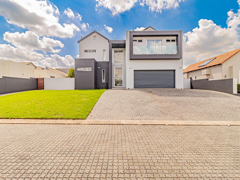 Luxury Living in a Secure and Sought-After Estate - Photo 3